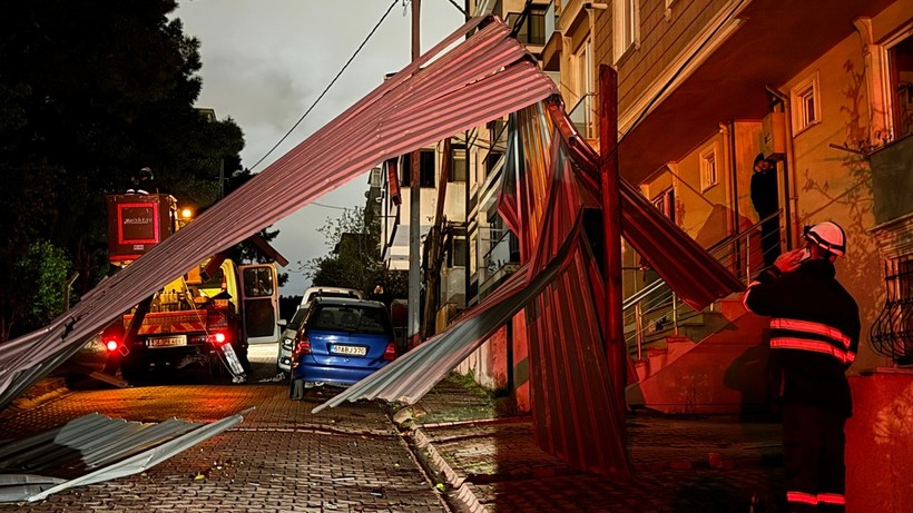 Meteoroloji’den kuvvetli rüzgar ve yağış uyarısı! İstanbul'da çatılar uçtu, arabalar zarar gördü