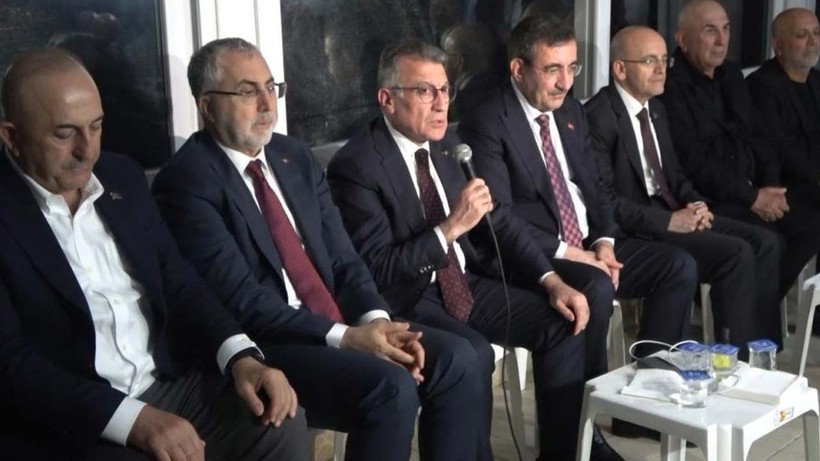 Cumhurbaşkanı Yardımcısı Yılmaz ve bakanlardan, Mevlüt Çavuşoğlu'na taziye ziyareti