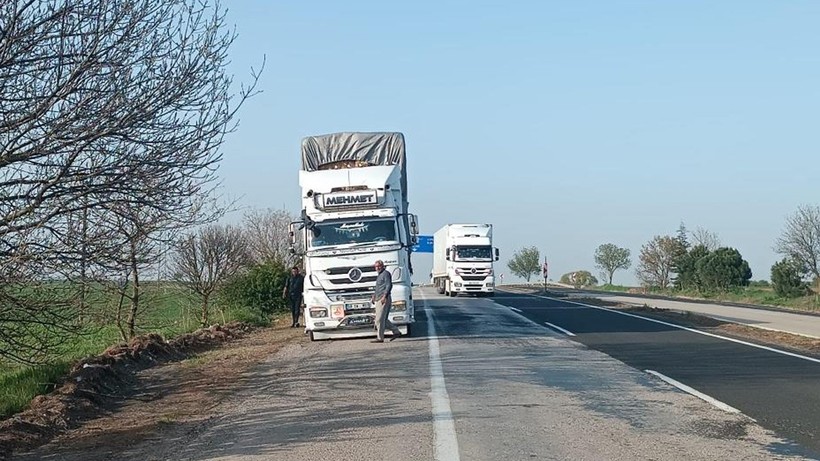 Aracından inen tır sürücüsüne otomobil çarptı