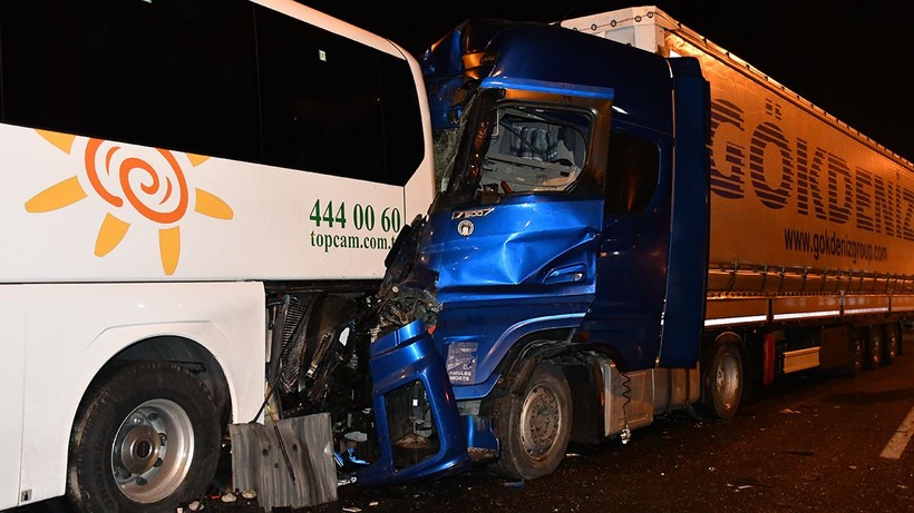 Bilecik'te TIR tur otobüsüne arkadan çarptı: 13 yaralı