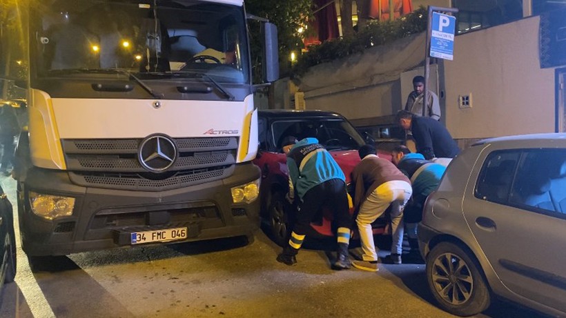 Hatalı park krizi trafiği felç etti: Vatandaşlar elleriyle aracı kenara çekti
