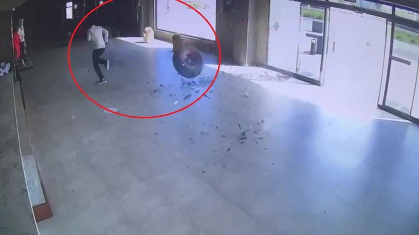 Kopan teker 150 metre yuvarlanarak dükkana girdi! Saniye farkıyla ölümden kurtuldu