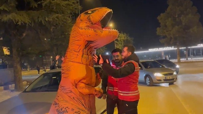 Türkiye onu dinozor kostümüyle tanıdı! Trafik kazasında ağır yaralandı