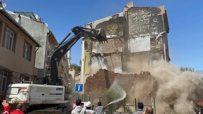 Deprem nedeniyle Fatihte metruk bina kısmen çöktü