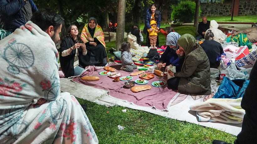 Depremin ardından İstanbullular geceyi sokakta geçirdi