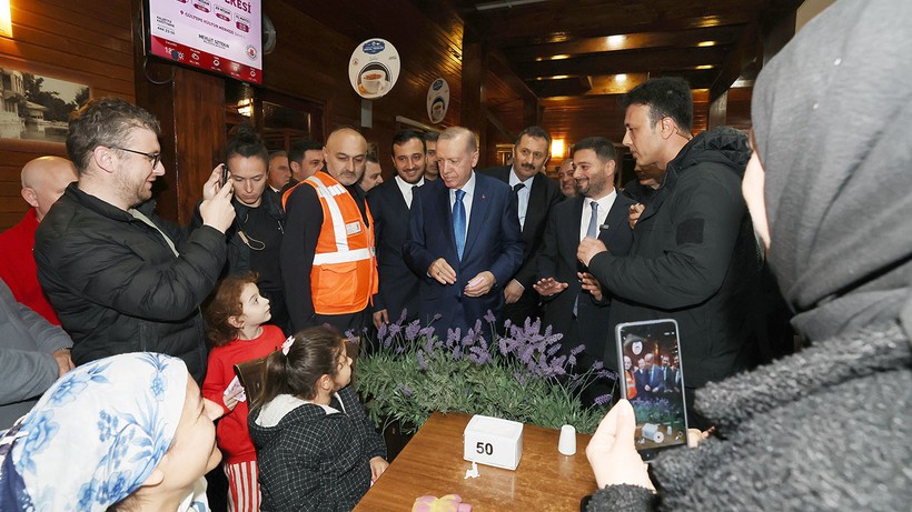 Erdoğan, deprem gecesi sokakta sabahlayan vatandaşlarla sohbet etti