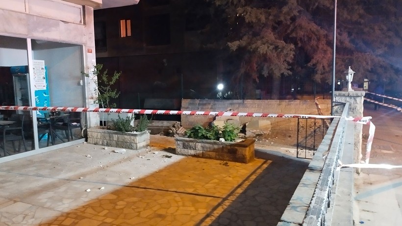 Kadıköy'de balkon çöktü, bina tedbiren boşaltıldı