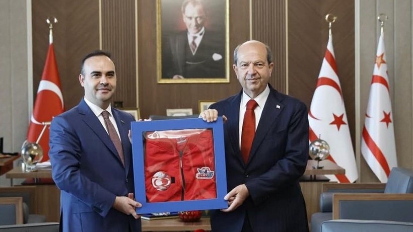 Bakan Kacır, KKTC Cumhurbaşkanı Tatar ile bir araya geldi