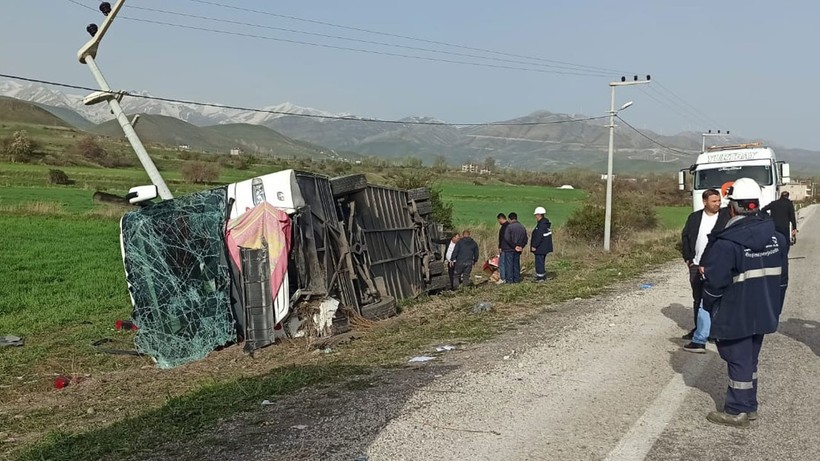 Van'da yolcu otobüsü devrildi: 28 kişi yaralandı