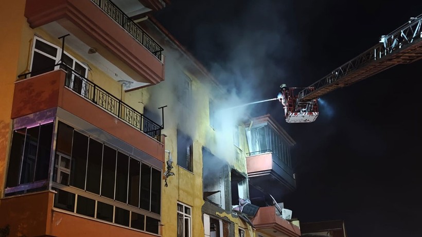 Konya'da bir binada meydana gelen patlamada 1'i ağır 12 kişi yaralandı