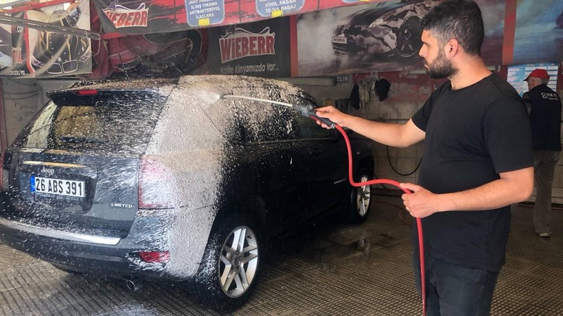 Araçlarını kendi yıkayanlar zarar ediyor: 50-100 lira için binlerce liralık hasar