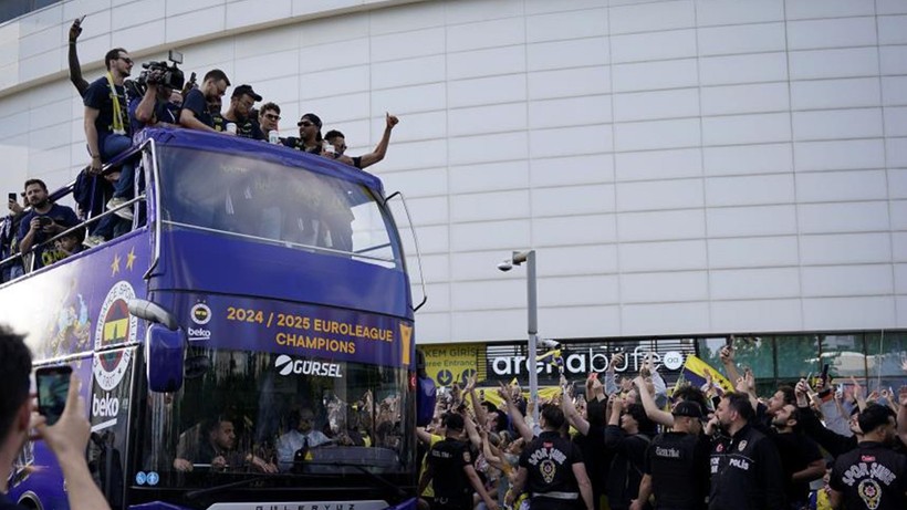 Fenerbahçe Beko, Euroleague şampiyonluğunu taraftarıyla kutladı