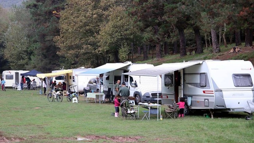 Yüksek otel fiyatları tatilcinin yönünü değiştirdi: Karavan ve kamp alanlarına talep patladı!