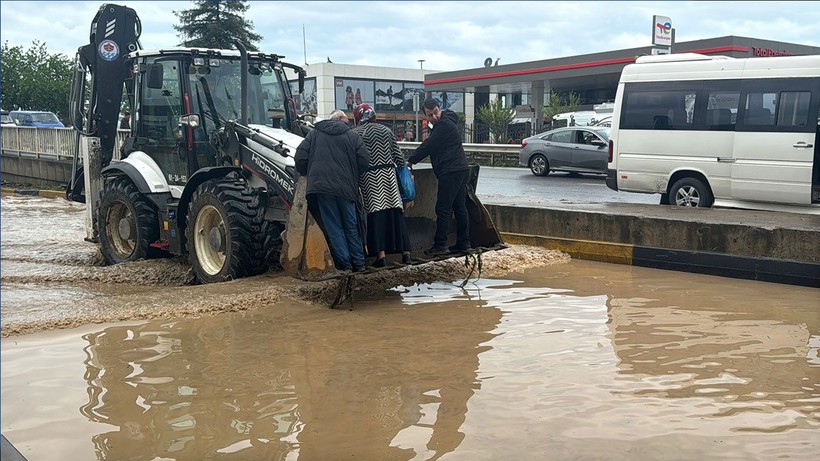 Trabzon’da şiddetli yağış: Evler ve araçlar sular altında kaldı
