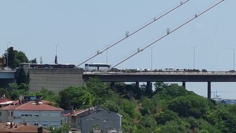Bir kişi 15 Temmuz Şehitleri Köprüsü'ne çıktı! Trafik yoğunluğu oluştu