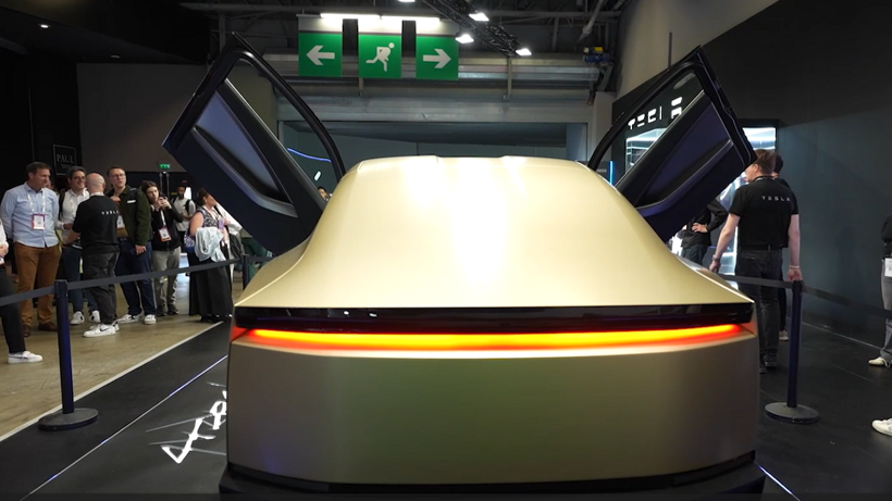 Musk'ın sürücüsüz taksisi 'Cybercab' Paris'te görücüye çıktı