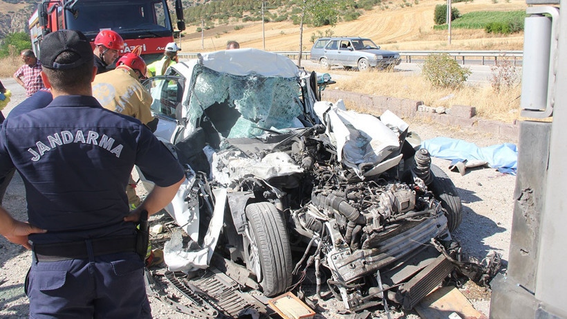 Manisa'da feci kaza: Tıra arkadan çarpan otomobildeki baba ve 3 çocuğu öldü