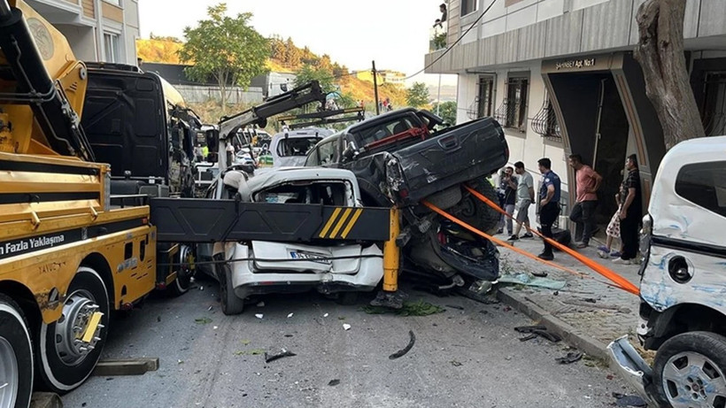 Başakşehir'de kontrolden çıkan vinç 23 araca hasar verdi