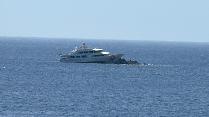 Bodrum'da lüks yat kayalıklara çarptı