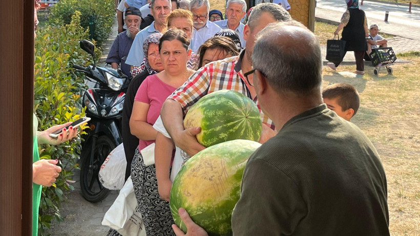 Tarlada 1 , markette 10 lira! Belediye satın aldı, ücretsiz dağıttı