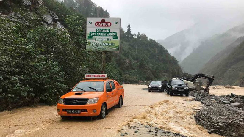 Rize'de sağanak yağış
