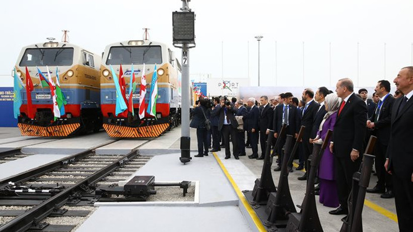 Bakü-Tiflis-Kars Demiryolu'nda ilk tren yola çıktı