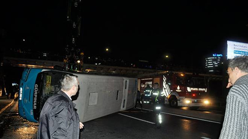İstanbul'da halk otobüsü devrildi