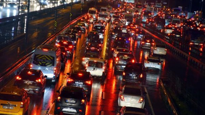 Yılın son mesaisi bitti, trafik durma noktasına geldi