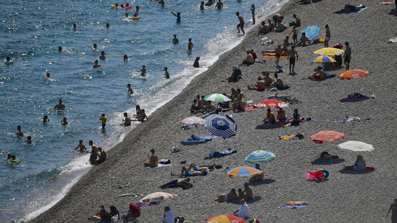 Antalya sahillerinde bayram tatili yoğunluğu
