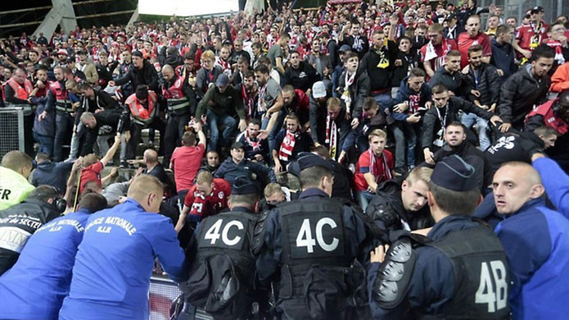 Amiens-Lille maçında tribün bariyeri çöktü