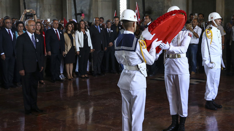 Kılıçdaroğlu, Anıtkabir'i ziyaret etti