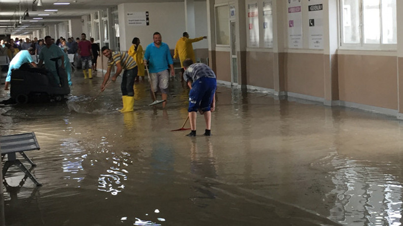 İzmir'de sağanak, hastaneyi su bastı