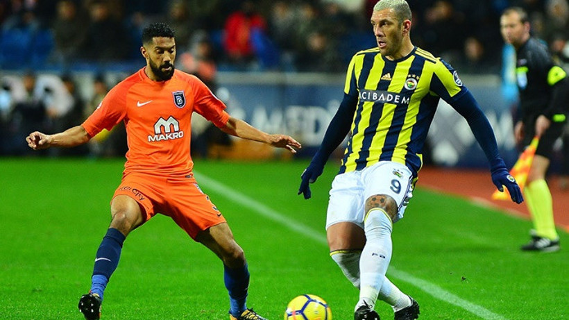 Fenerbahçe, lider Başakşehir'i devirdi