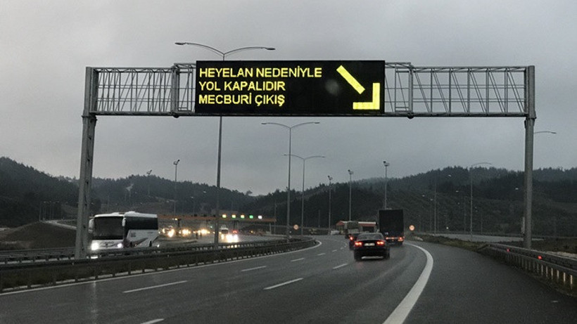Gebze-Orhangazi-İzmir otoyolunun kenarında heyelan