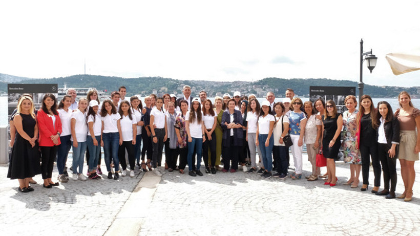 Mercedes-Benz Türk, her yıl 1.200 öğrenciyi 'Yıldız Kız' yapıyor