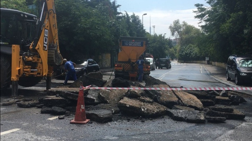 İstanbul'da sağanak nedeniyle yol çöktü