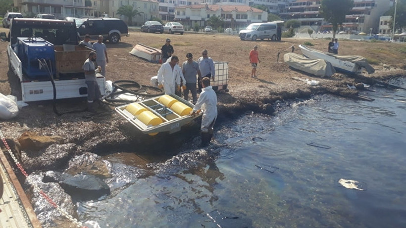 Foça'da denize 'ağır yakıt' bulaştı