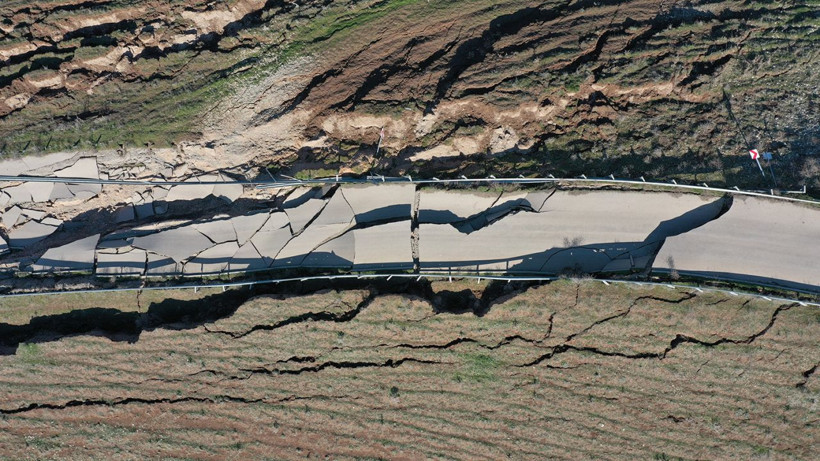 Kahramanmaraş depremi otoyolu bu hale getirdi! Dev çatlaklar oluştu - Resim: 1