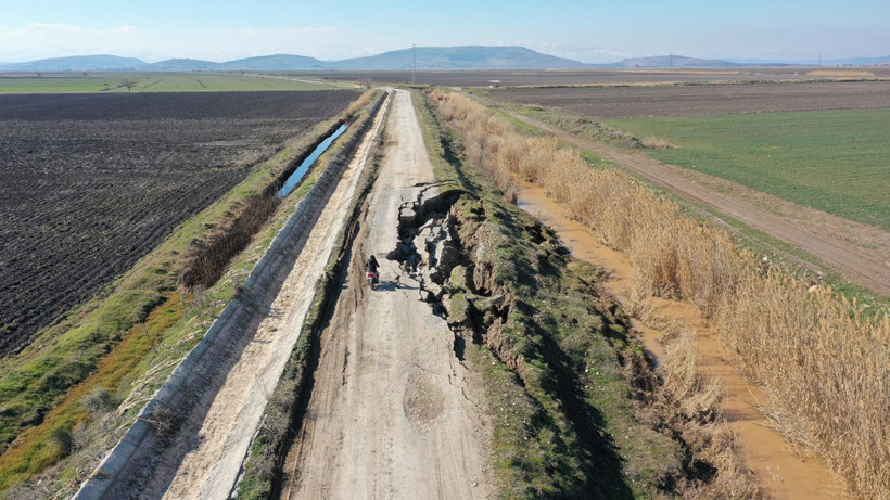 Kahramanmaraş depremi otoyolu bu hale getirdi! Dev çatlaklar oluştu - Resim: 2