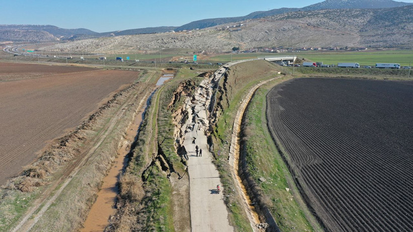 Kahramanmaraş depremi otoyolu bu hale getirdi! Dev çatlaklar oluştu - Resim: 4