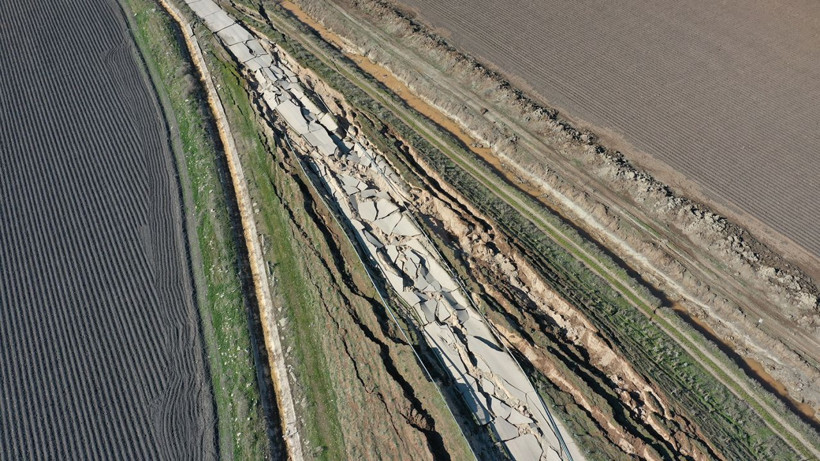 Kahramanmaraş depremi otoyolu bu hale getirdi! Dev çatlaklar oluştu - Resim: 5