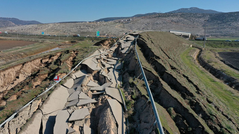 Kahramanmaraş depremi otoyolu bu hale getirdi! Dev çatlaklar oluştu - Resim: 9