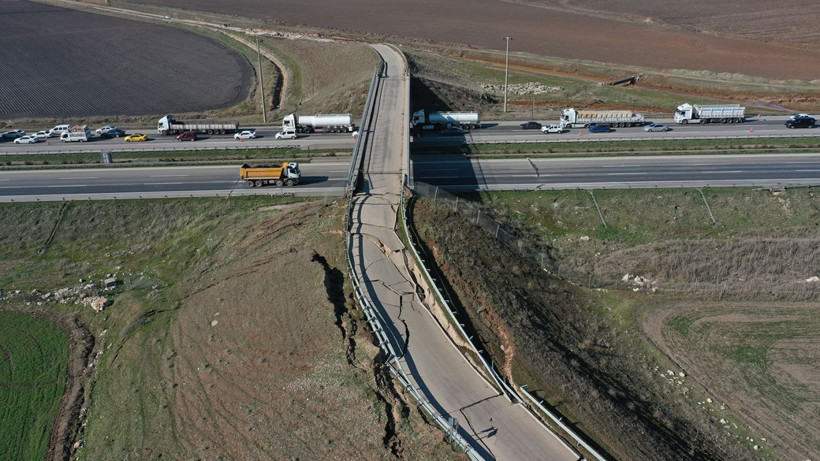 Kahramanmaraş depremi otoyolu bu hale getirdi! Dev çatlaklar oluştu - Resim: 10