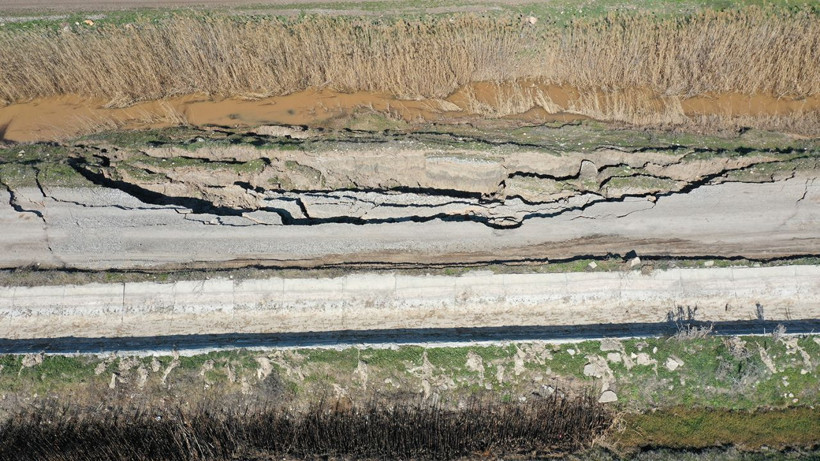 Kahramanmaraş depremi otoyolu bu hale getirdi! Dev çatlaklar oluştu - Resim: 11