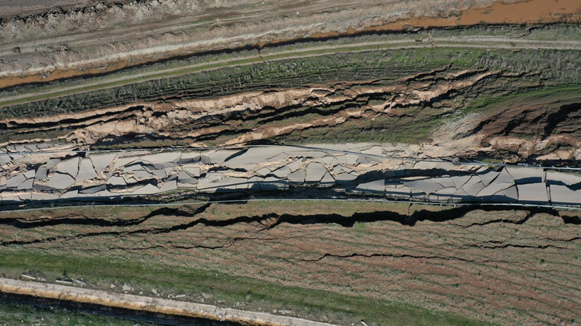 Kahramanmaraş depremi otoyolu bu hale getirdi! Dev çatlaklar oluştu - Resim: 12