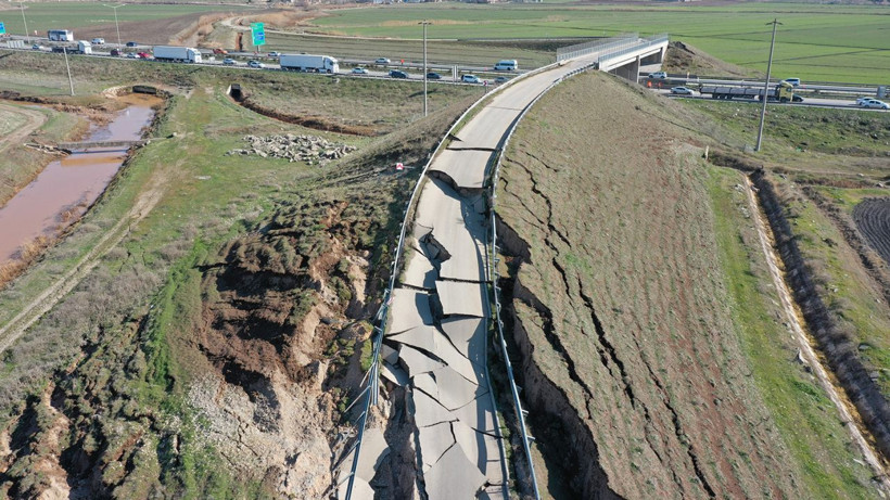 Kahramanmaraş depremi otoyolu bu hale getirdi! Dev çatlaklar oluştu - Resim: 13