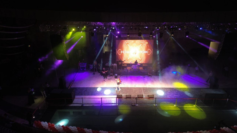 Ünlü şarkıcı Ferah Zeydan sahneden düştü! O anlar saniye saniye görüntülendi - Resim: 3