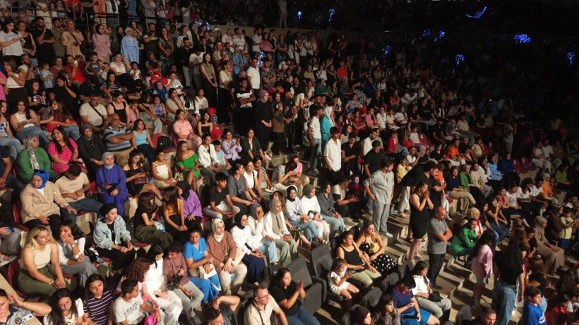 Ünlü şarkıcı Ferah Zeydan sahneden düştü! O anlar saniye saniye görüntülendi - Resim: 1