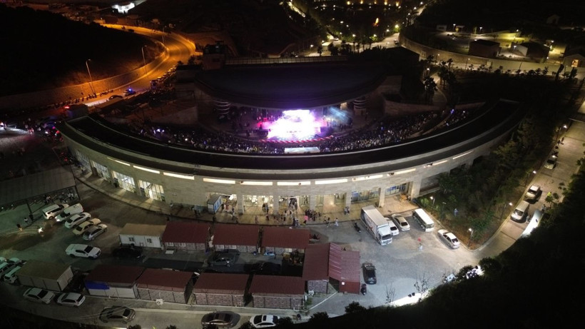 Ünlü şarkıcı Ferah Zeydan sahneden düştü! O anlar saniye saniye görüntülendi - Resim: 4