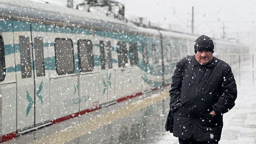 Ankara beyaza büründü: Kar yağışı nedeniyle okullar kapalı - Resim: 1